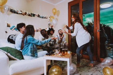 Bir grup genç insan kutlama ve parti evde yapma