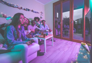 Bir grup genç insan kutlama ve parti evde yapma