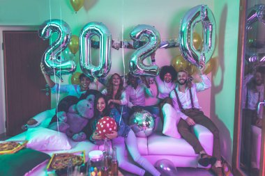 Bir grup genç insan kutlama ve parti evde yapma