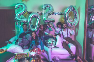 Bir grup genç insan kutlama ve parti evde yapma