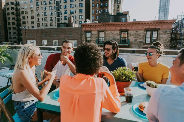 Groep Vrienden Apending Tijd Samen Een Dak New York City — Stockfoto