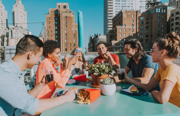 Grupo Amigos Juntando Tempo Juntos Telhado Cidade Nova Iorque Conceito — Fotografia de Stock