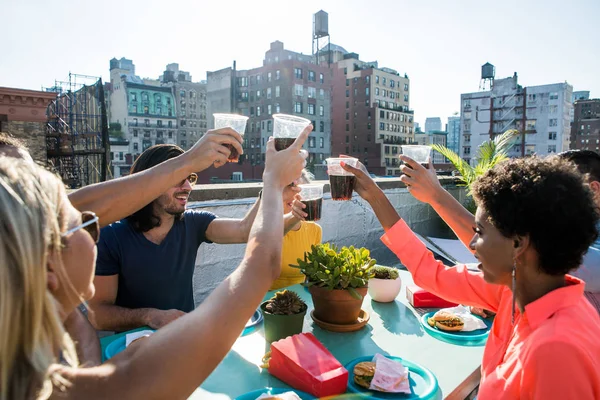 Grupo Amigos Pasando Tiempo Juntos Una Azotea Ciudad Nueva York — Foto de Stock