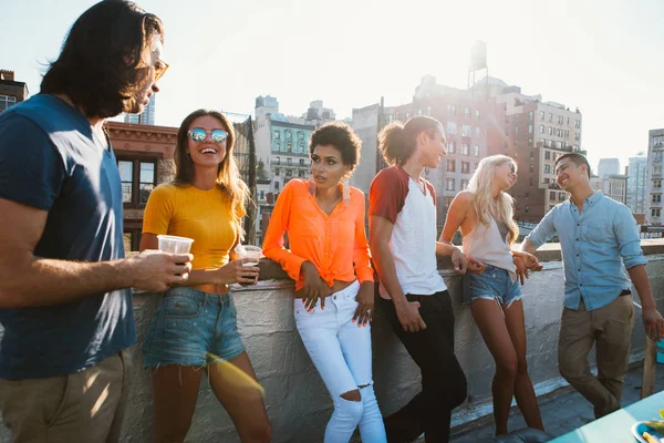 一群朋友在纽约市的屋顶上安排时间 生活方式概念与快乐的人 — 图库照片