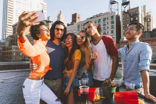 Grupo Amigos Passando Tempo Juntos Telhado Cidade Nova Iorque Conceito — Fotografia de Stock