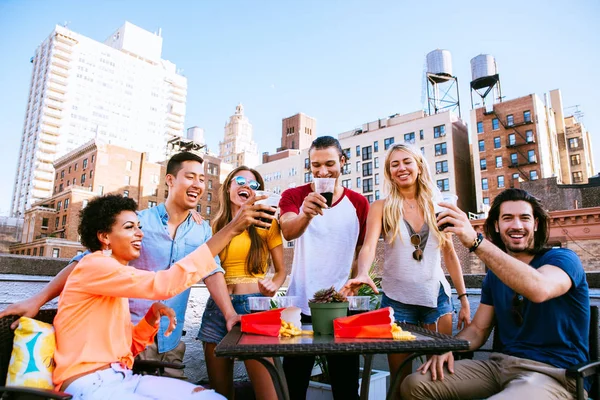 Grupo Amigos Pasando Tiempo Juntos Una Azotea Ciudad Nueva York —  Fotos de Stock