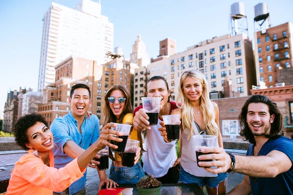 Grupo Amigos Pasando Tiempo Juntos Una Azotea Ciudad Nueva York — Foto de Stock