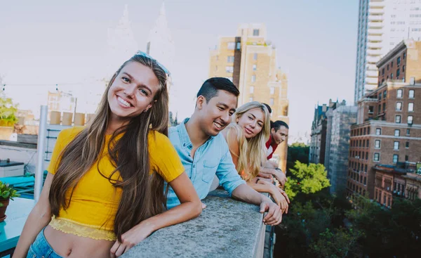 一群朋友在纽约的屋顶上一起度过 生活方式的概念和快乐的人在一起 — 图库照片