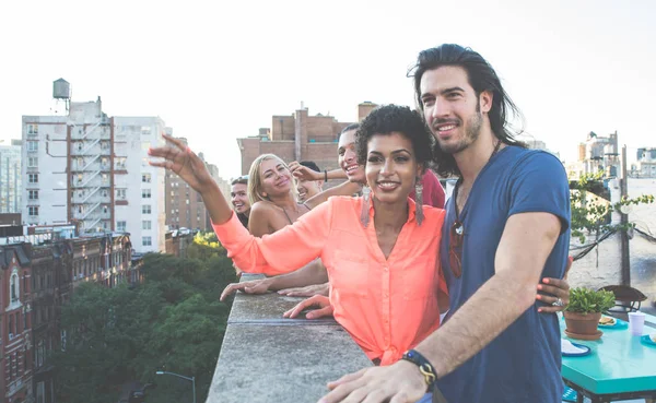 一群朋友在纽约的屋顶上一起度过 生活方式的概念和快乐的人在一起 — 图库照片