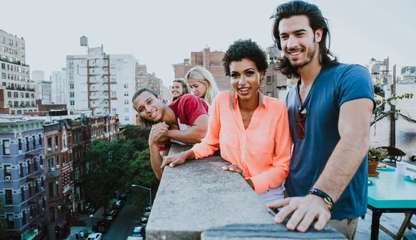 Grupo Amigos Passando Tempo Juntos Telhado Cidade Nova Iorque Conceito — Fotografia de Stock