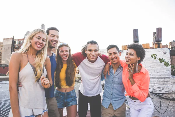 Groep Vrienden Samen Tijd Doorbrengen Een Dak New York City — Stockfoto