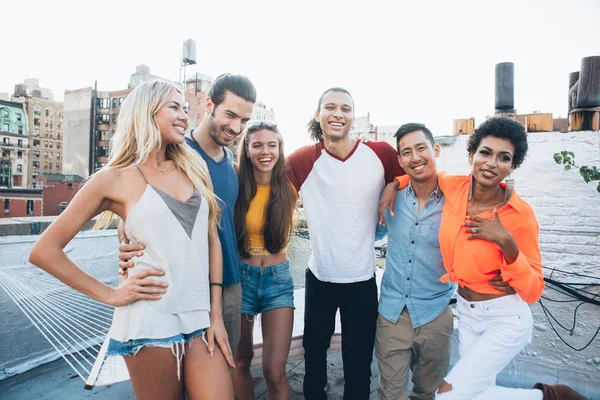 Grupo Amigos Passando Tempo Juntos Telhado Cidade Nova Iorque Conceito — Fotografia de Stock