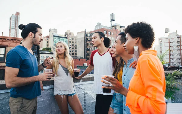 Groep Vrienden Samen Tijd Doorbrengen Een Dak New York City — Stockfoto