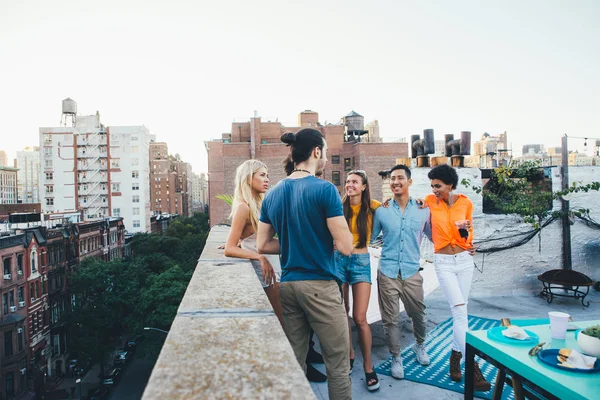 Groep Vrienden Samen Tijd Doorbrengen Een Dak New York City — Stockfoto