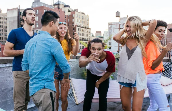 ニューヨーク市 幸せな人々 のライフ スタイル コンセプトでルーフトップに一緒に過ごす友達のグループ — ストック写真