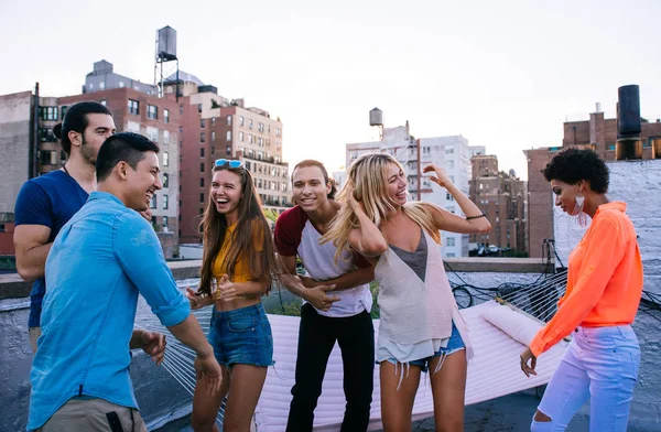 Groep Vrienden Samen Tijd Doorbrengen Een Dak New York City — Stockfoto