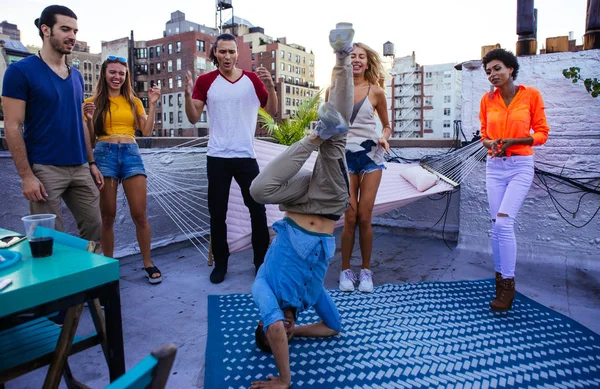 Группа Друзей Проводящих Время Вместе Крыше Нью Йорке Концепция Образа — стоковое фото