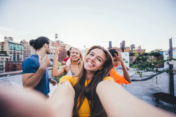 ニューヨーク市 幸せな人々 のライフ スタイル コンセプトでルーフトップに一緒に過ごす友達のグループ — ストック写真