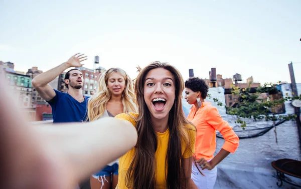 ニューヨーク市 幸せな人々 のライフ スタイル コンセプトでルーフトップに一緒に過ごす友達のグループ — ストック写真