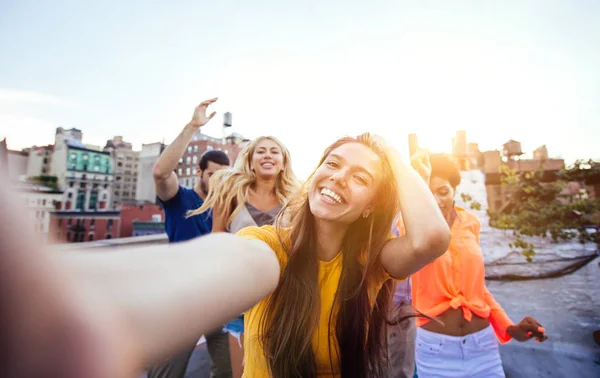 Group Friends Spending Time Together Rooftop New York City Lifestyle — Stock Photo, Image