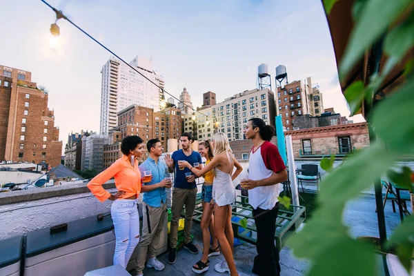 Grupa Przyjaciół Spędzać Czas Razem Dachu Nowym Jorku Koncepcja Życia — Zdjęcie stockowe