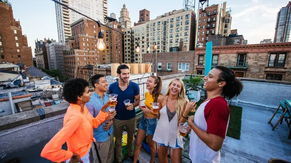 Grupo Amigos Passando Tempo Juntos Telhado Cidade Nova Iorque Conceito — Fotografia de Stock