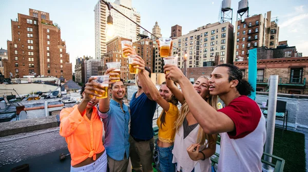 Grupo Amigos Passando Tempo Juntos Telhado Cidade Nova Iorque Conceito — Fotografia de Stock