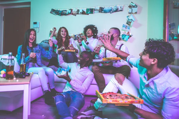 Група Молодих Людей Святкує Влаштовує Вечірку Вдома — стокове фото
