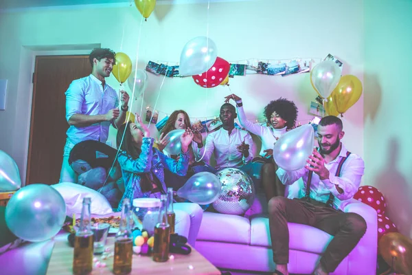 Eine Gruppe Junger Leute Feiert Und Feiert Hause — Stockfoto