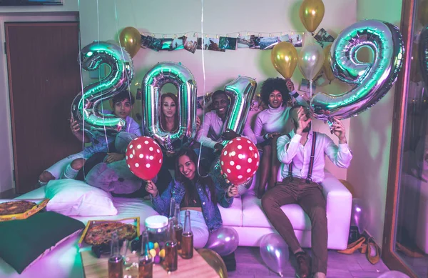 Bir Grup Genç Insan Kutlama Parti Evde Yapma — Stok fotoğraf