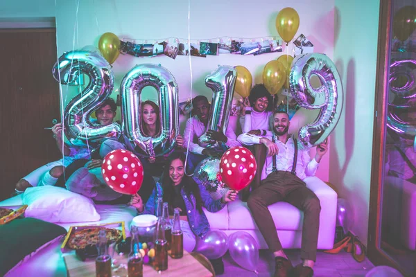 Bir Grup Genç Insan Kutlama Parti Evde Yapma — Stok fotoğraf