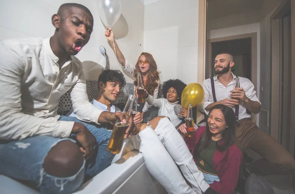 Grupo Jóvenes Celebrando Haciendo Fiesta Casa — Foto de Stock