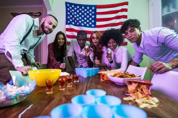 Grupo Jóvenes Celebrando Haciendo Fiesta Casa — Foto de Stock