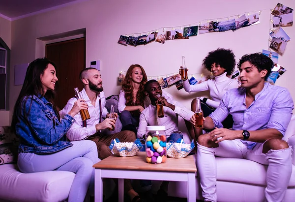 Grup Tineri Care Sărbătoresc Fac Petrecere Acasă — Fotografie, imagine de stoc