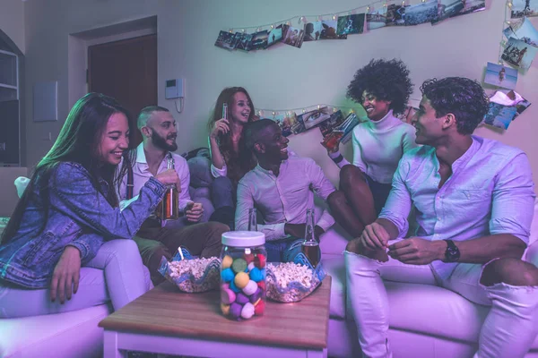 Grupo Jóvenes Celebrando Haciendo Fiesta Casa — Foto de Stock