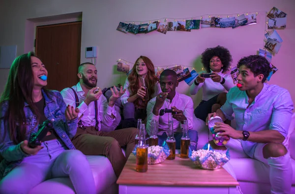 Grup Tineri Care Sărbătoresc Fac Petrecere Acasă — Fotografie, imagine de stoc