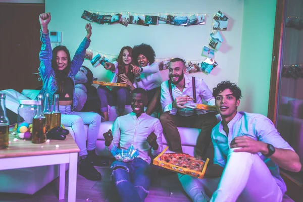 Група Молодих Людей Святкує Влаштовує Вечірку Вдома — стокове фото