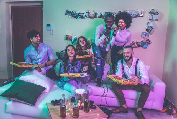 Grupo Jóvenes Celebrando Haciendo Fiesta Casa — Foto de Stock