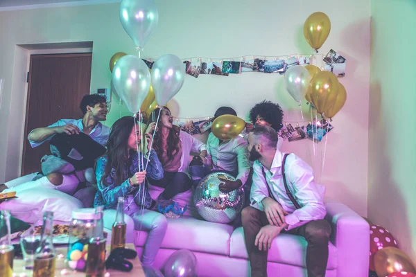 Grupo Jóvenes Celebrando Haciendo Fiesta Casa — Foto de Stock