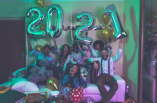 Bir grup genç insan kutlama ve parti evde yapma