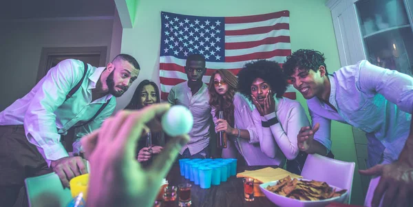 祝って 自宅でパーティーを作る若い人たちのグループ — ストック写真
