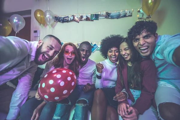 Группа Молодых Людей Празднует Устраивает Вечеринку Дома — стоковое фото