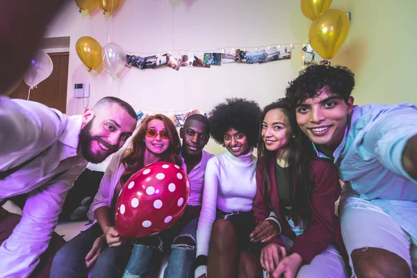 Skupina Mladých Lidí Slaví Společně Party Doma — Stock fotografie