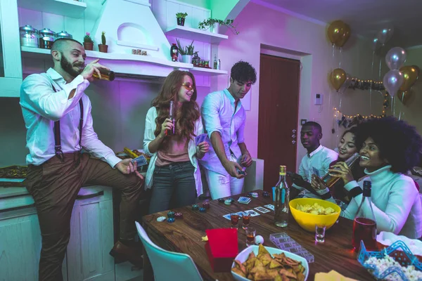 Grupo Jóvenes Celebrando Haciendo Fiesta Casa — Foto de Stock