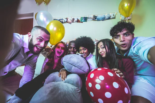 Een Groep Jonge Mensen Vieren Partij Thuis — Stockfoto