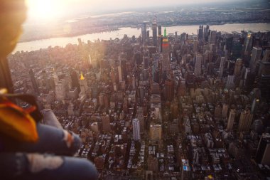 New york şehrinin hava dron görünümü. Helikopterde bir tur alarak çift