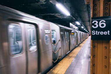 New york Metro İstasyonu'na metro