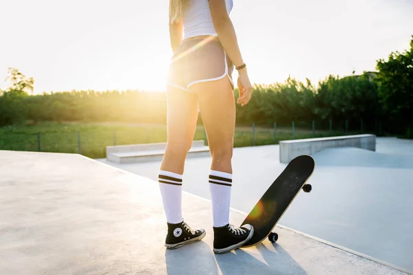 Stylische Junge Frau Beim Skaten Freien Hübsche Skaterin Spielt Mit — Stockfoto