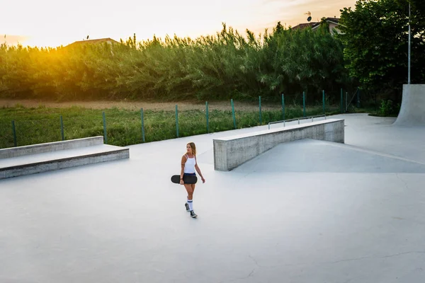 Stijlvolle Jongedame Schaatsen Buitenshuis Vrij Vrouwelijke Schaatser Spelen Met Haar — Stockfoto