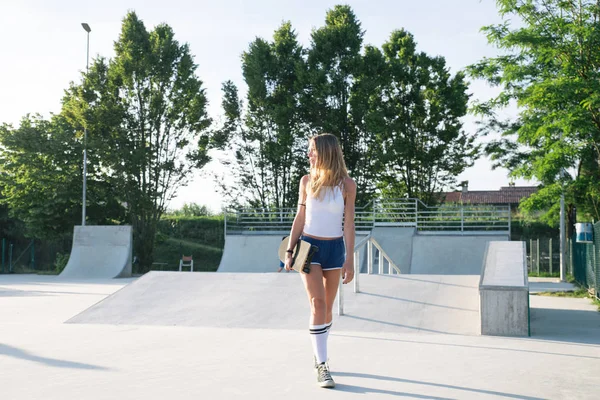 Elegante Mujer Joven Patinando Aire Libre Patinadora Bastante Femenina Jugando —  Fotos de Stock